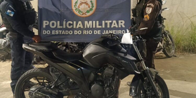 Homem com 24 anotações criminais é autuado com moto irregular em Rio das Ostras
