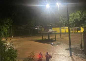 Chuva forte alaga ruas em Carapebus