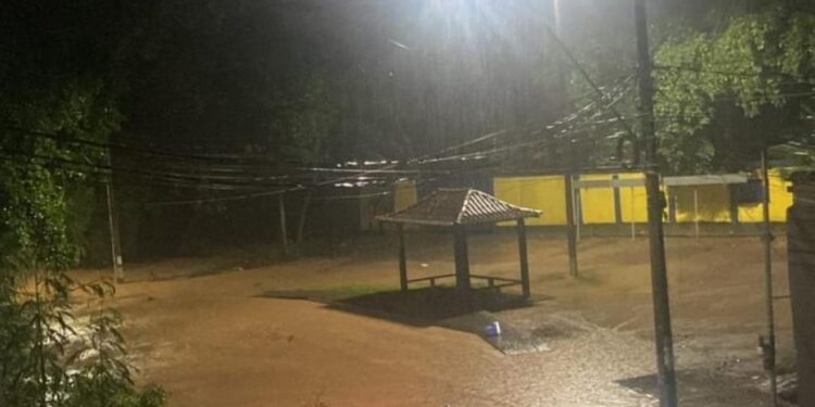 Chuva forte alaga ruas em Carapebus