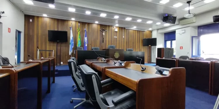 Gastos com limpeza de carpete na Câmara viram alvo de investigação