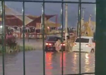 Em menos de uma hora, chuva causa transtornos no trânsito