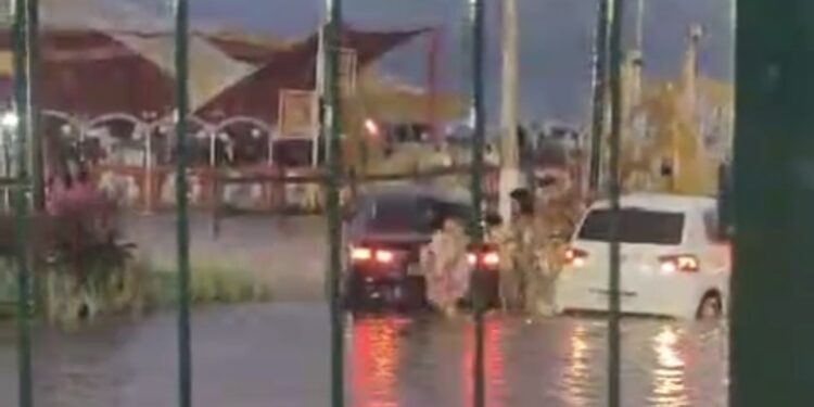Em menos de uma hora, chuva causa transtornos no trânsito