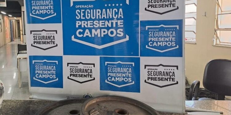 Dois homens são presos após furtarem anilhas de academia