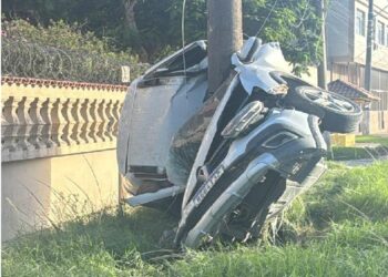 Mulher morre após carro partir ao meio e ficar preso a poste na RJ-106