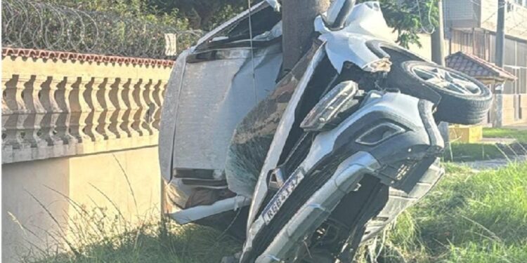 Mulher morre após carro partir ao meio e ficar preso a poste na RJ-106