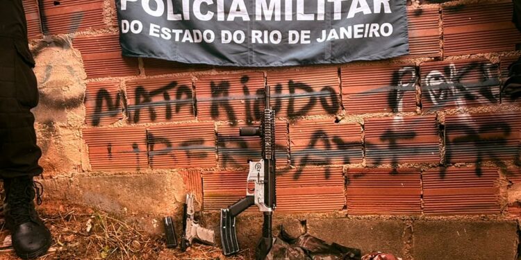 Suspeito é preso com fuzil após atirar contra PM