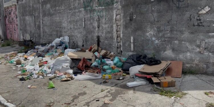 Cobrança da taxa de lixo gera questionamentos e ação na Justiça em Cabo Frio