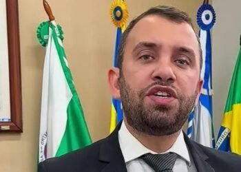 Foto do Vereador Pedro Gadelha discursando no Câmara de Casimiro de Abreu