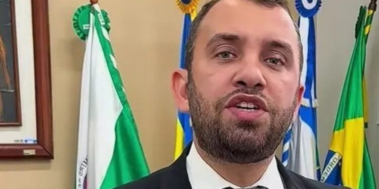 Foto do Vereador Pedro Gadelha discursando no Câmara de Casimiro de Abreu