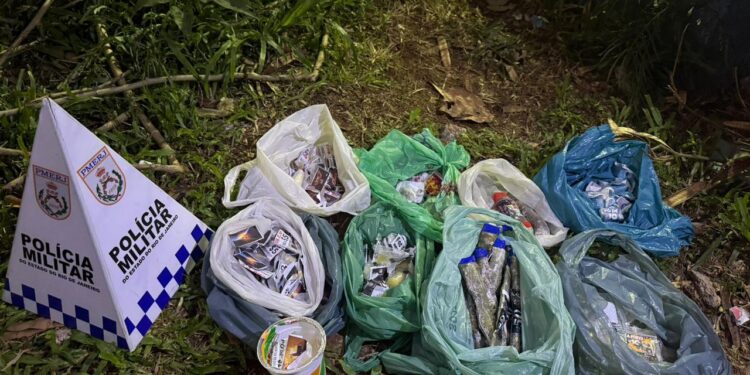 Mulher é presa por tráfico de drogas no Parque Aeroporto, em Macaé