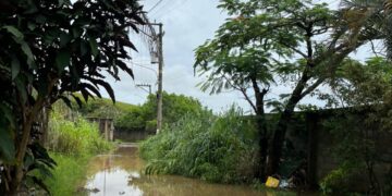 Moradores denunciam rua destruída após chuvas no bairro Âncora, em Rio das Ostras