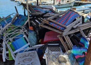 Operação retira quase quatro toneladas de materiais irregulares da praia