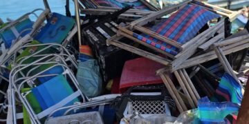 Operação retira quase quatro toneladas de materiais irregulares da praia