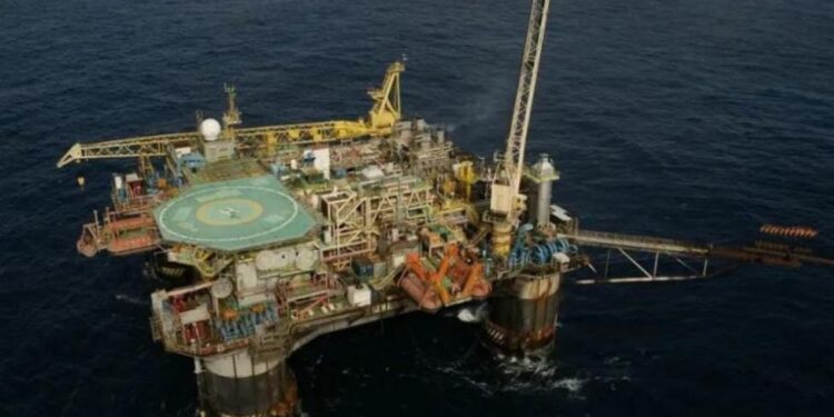 Petrobras investe bilhões e retoma controle total de campos de petróleo