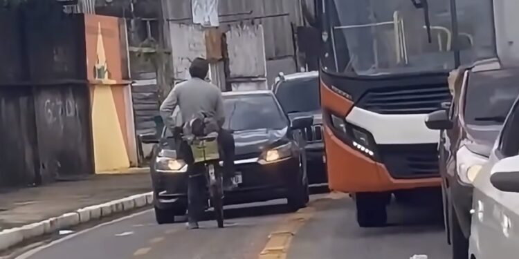 Tentaram usar a ciclovia como atalho… até dar de cara com um ciclista