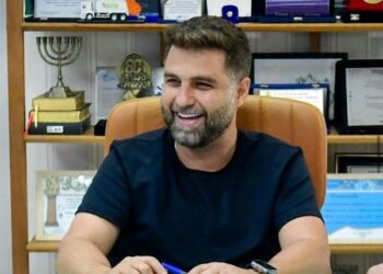 Prefeito de Campos anuncia saída do cargo e vice assume