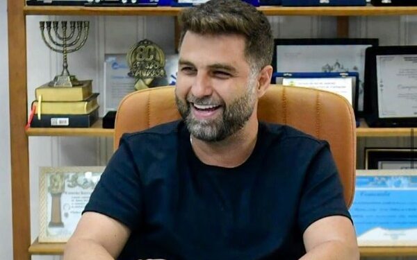 Prefeito de Campos anuncia saída do cargo e vice assume