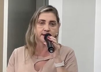 Foto da Vereadora Rosy Mangifesta discursando na Câmara de Casimiro de Abreu
