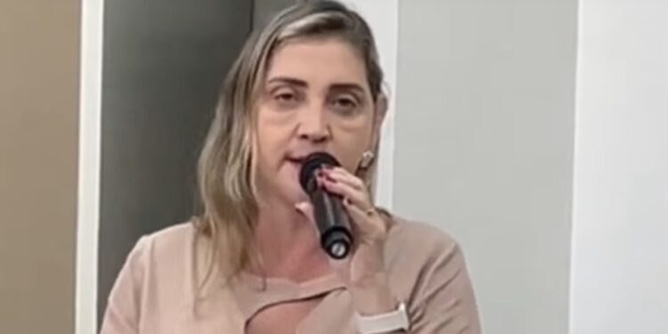 Foto da Vereadora Rosy Mangifesta discursando na Câmara de Casimiro de Abreu