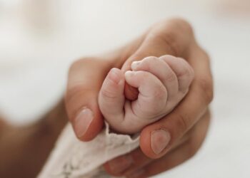 Nova estratégia de saúde protege bebês contra vírus perigoso