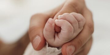 Nova estratégia de saúde protege bebês contra vírus perigoso