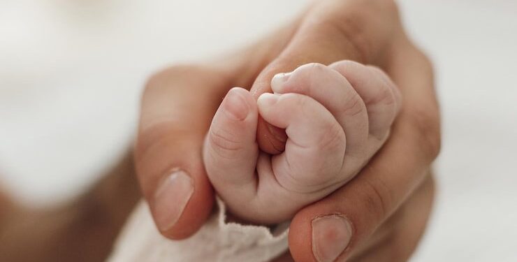 Nova estratégia de saúde protege bebês contra vírus perigoso