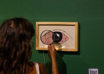 Exposição têxtil AUTOMATA chega a Búzios com experiência interativa sobre memórias indígenas