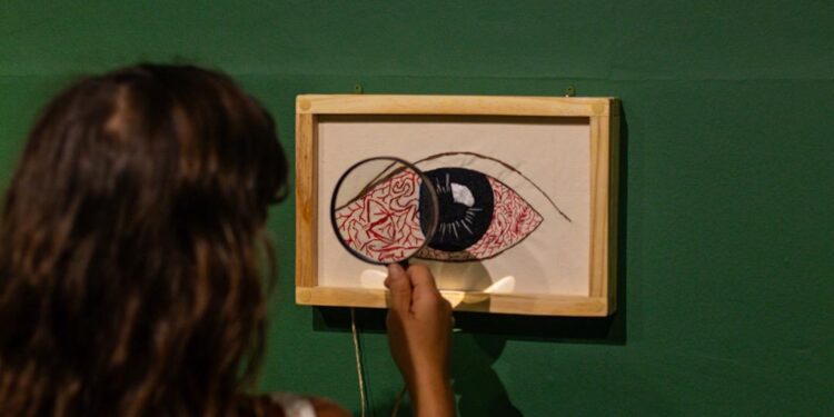 Exposição têxtil AUTOMATA chega a Búzios com experiência interativa sobre memórias indígenas