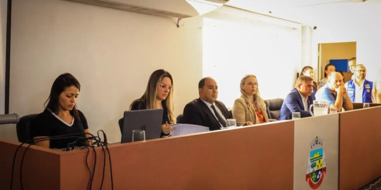 Cobrança de taxa de lixo avança e gera debate entre moradores