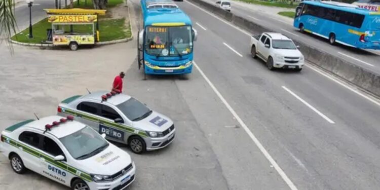 Homem furta ônibus parado em Maricá e veículo é localizado em Itaboraí