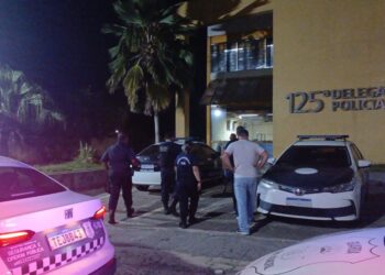 Homem invade velório com faca e ameaça pessoas em capela