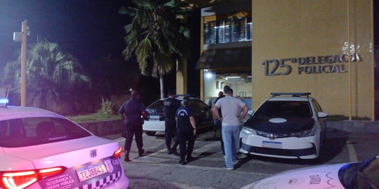 Homem invade velório com faca e ameaça pessoas em capela