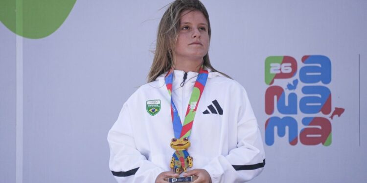 Atleta de Rio das Ostras conquista bronze e emociona após competição internacional