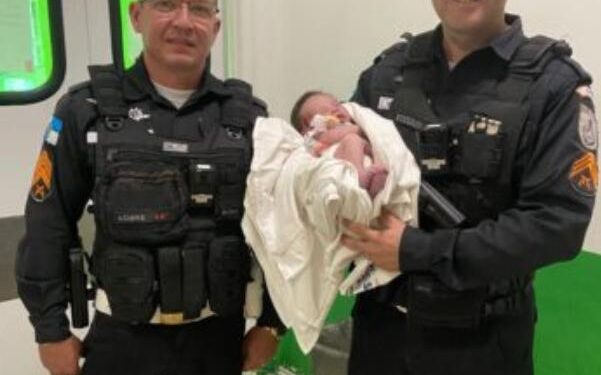 Corrida contra o tempo: policiais salvam bebê de 12 dias