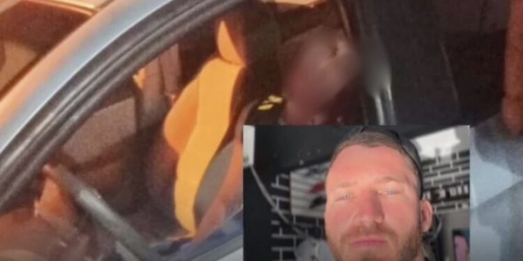Homem é morto a tiros dentro de veículo e polícia investiga