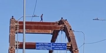Homem sobe em estrutura de ponte e mobiliza resgate