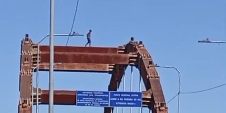Homem sobe em estrutura de ponte e mobiliza resgate