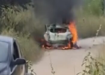 Funcionário é rendido e carro incendiado por criminosos