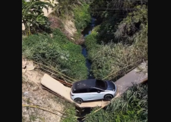 Ponte cede durante travessia e carro fica preso em estrutura