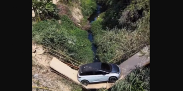 Ponte cede durante travessia e carro fica preso em estrutura