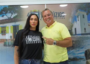 Prefeito exonera secretária e expõe bastidores de crise política