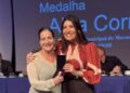 Diretora de Escola Municipal de Dança recebe medalha Alba Corral