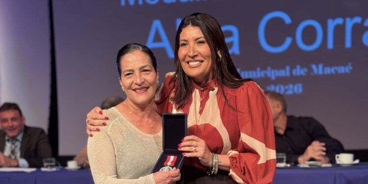 Diretora de Escola Municipal de Dança recebe medalha Alba Corral