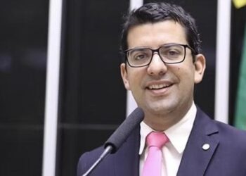 Deputado é alvo da PF em investigação sobre contratos milionários de castração