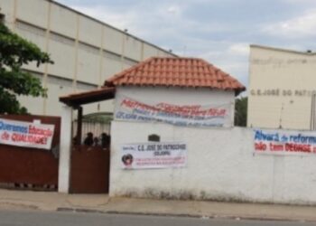 Diretora é agredida por aluna dentro de escola e vai parar no hospital