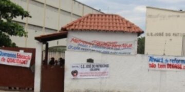 Diretora é agredida por aluna dentro de escola e vai parar no hospital