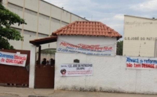 Diretora é agredida por aluna dentro de escola e vai parar no hospital
