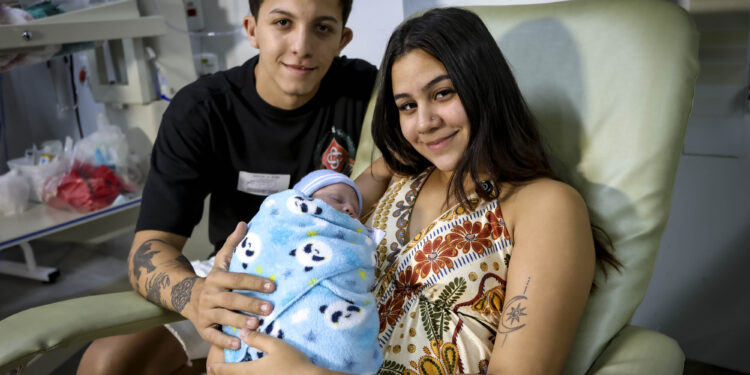 Primeiro Dia das Mães em casa emociona família após luta pela vida de bebê prematuro