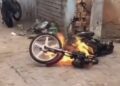 Revoltado após abordagem, motoboy incendeia a própria moto