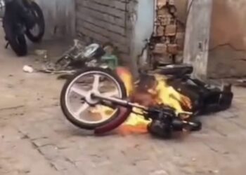 Revoltado após abordagem, motoboy incendeia a própria moto